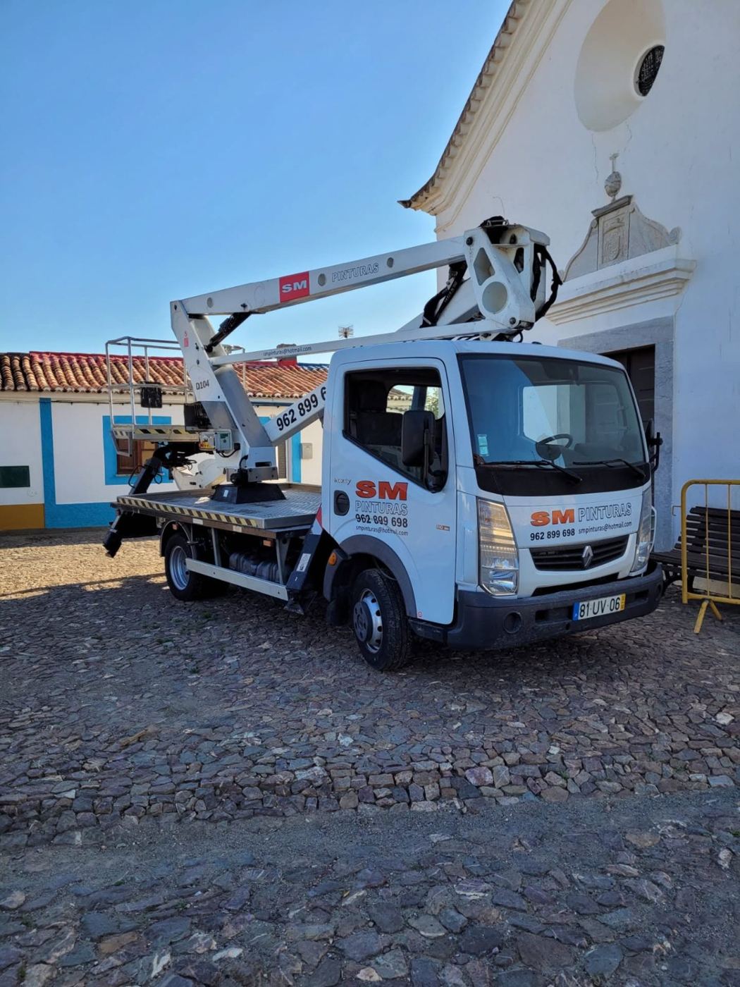 Camião-cesto SM Pinturas junto a uma capela