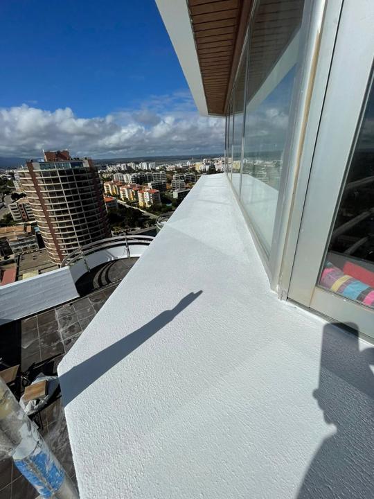 Varanda reabilitada com vista para o mar